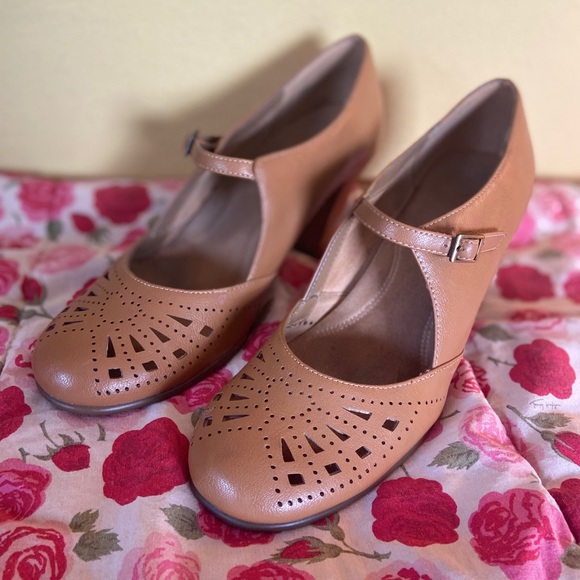 Aereosoles 3” heel. Size 8.5. Heart print. - Picture 2 of 4